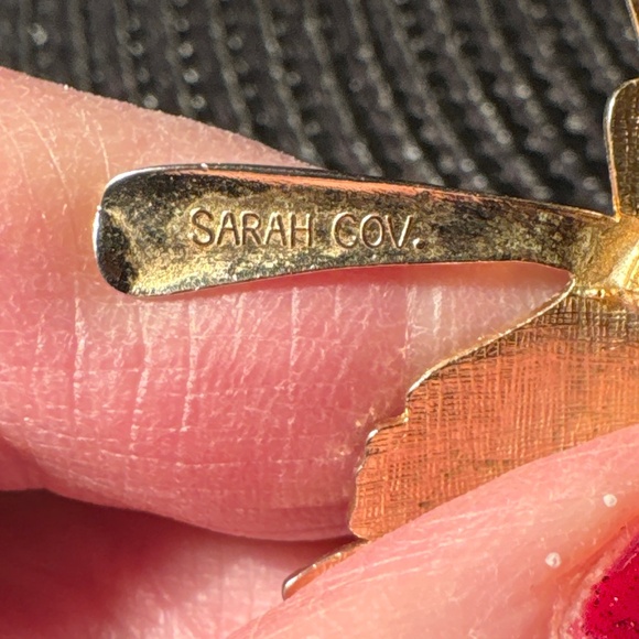 0104)  Vintage Sarah Coventry gold-tone maple leaf - Picture 4 of 4